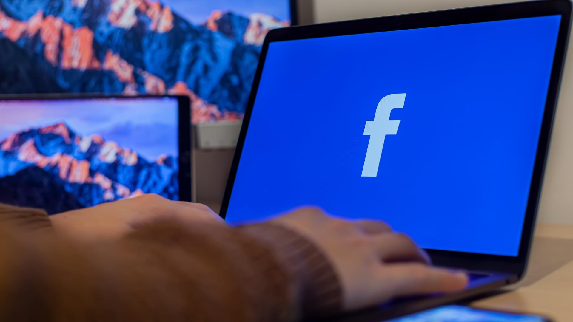 Laptop odpalający Facebooka